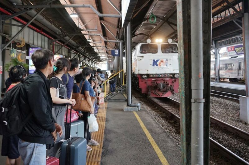 Penumpang sedang menunggu keberangkatan kereta api di Daop 4 Semarang