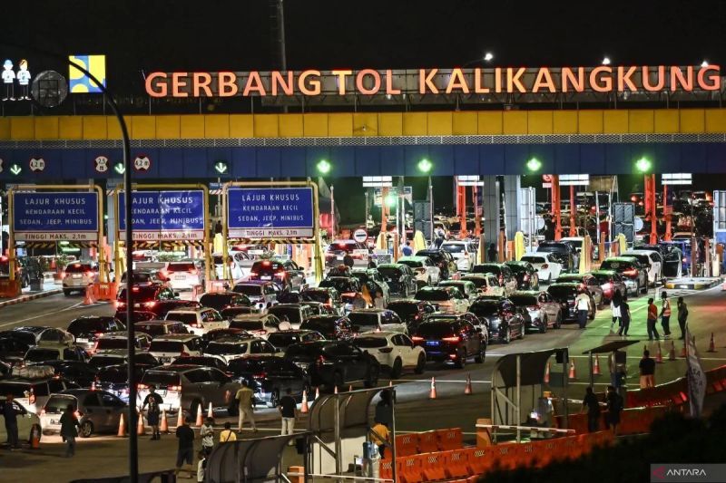 Kendaraan yang menuju arah Jakarta antre memasuki Gerbang Tol (GT) Kalikangkung di Semarang