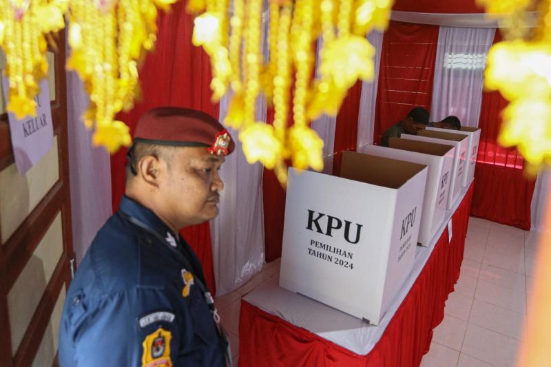 Warga memperlihatkan jarinya usai memberikan hak suara pada PSU Pilkada Kota Sabang