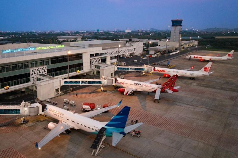 Sejumlah pesawat parkir di Bandara Jenderal Ahmad Yani Semarang