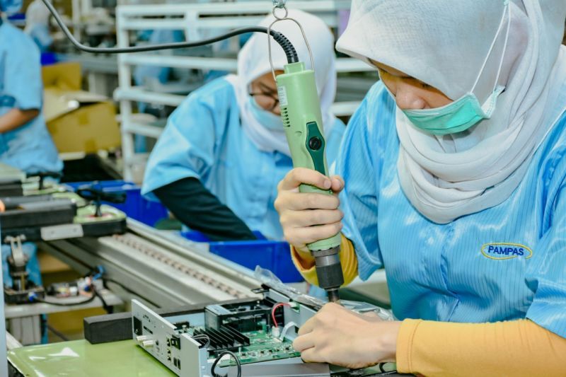 Aktivitas pekerja di industri elektronika