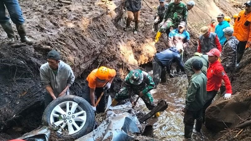 Personel TNI AD dan tim SAR gabungan mengevakuasi korban bencana tanah longsor di Pacet Mojokerto
