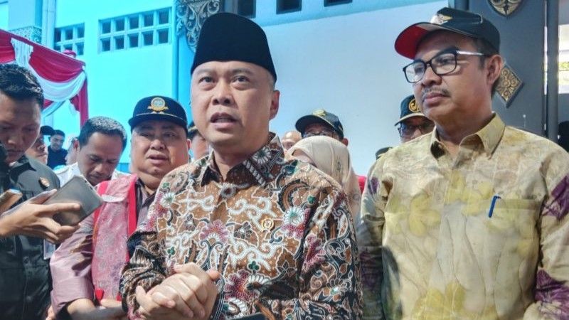 Menteri Perhubungan Dudy Purwagandhi didampingi Wali Kota Yogyakarta Hasto Wardoyo