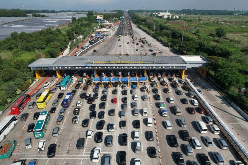 Suasana arus lalu lintas di Gerbang Tol Cikampek Utama