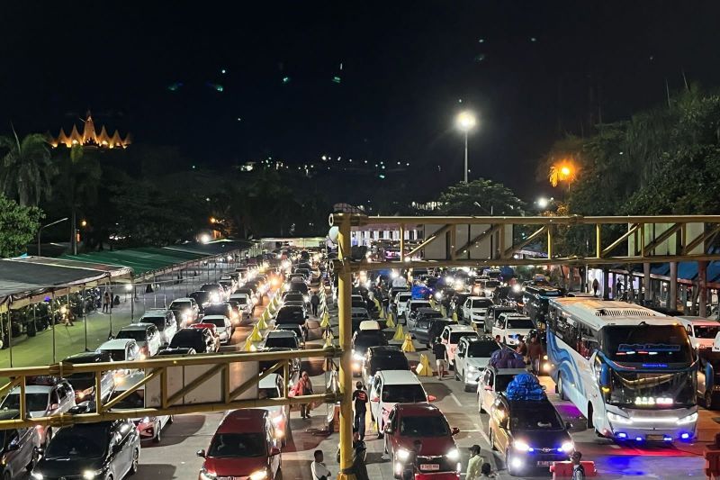 Aktivitas kendaraan pemudik arus balik di kantong parkir dermaga reguler Pelabuhan Bakauheni