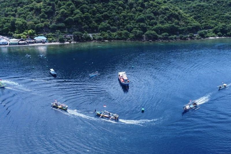 perahu hias saat mengikuti parade pada Gebyar Ketupat Bahari Gorontalo