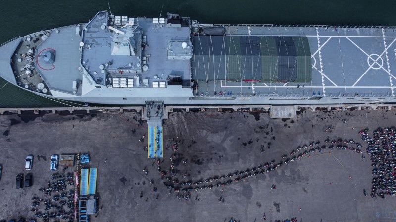 Foto udara peserta mudik gratis antre masuk ke KRI Banjarmasin