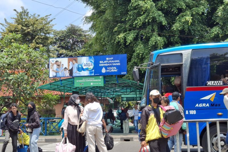 Sejumlah penumpang turun dari bus yang tiba di Terminal Kampung Rambutan