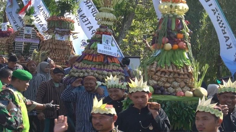 Kirap seribu kupat di Desa Colo di kudus warnai perayaan syawalan