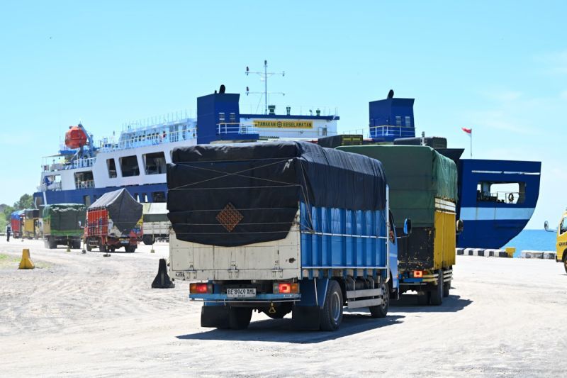 Sejumlah mobil truk hendak masuk ke dalam kapal