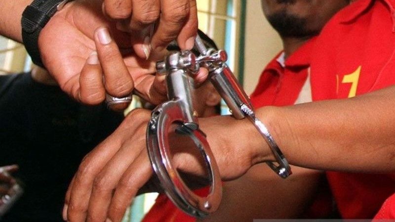 Penangkapan tersangka kasus kriminal. 