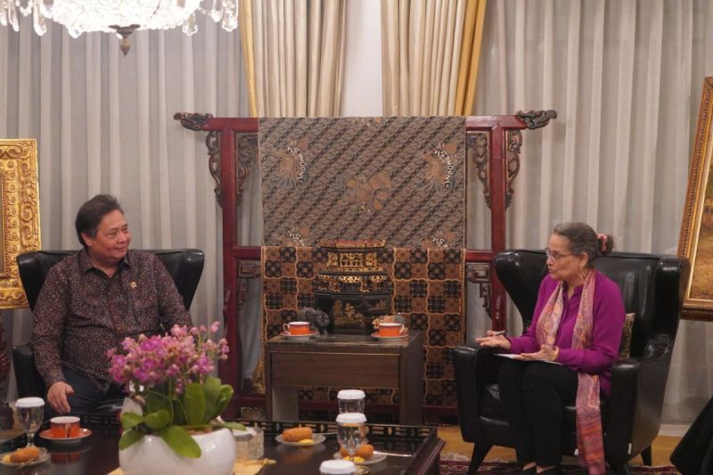 Menteri Koordinator Bidang Perekonomian Airlangga Hartarto bertemu Dubes AS Kamala S. Lakhdhir