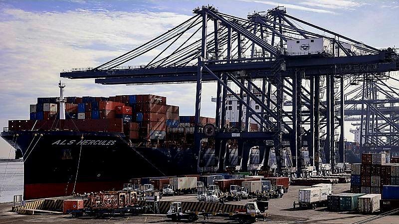 aktivitas bongkar muat peti kemas di kawasan JICT Tanjung Priok