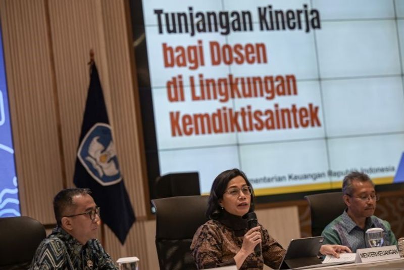 Menteri Keuangan Sri Mulyani (tengah)