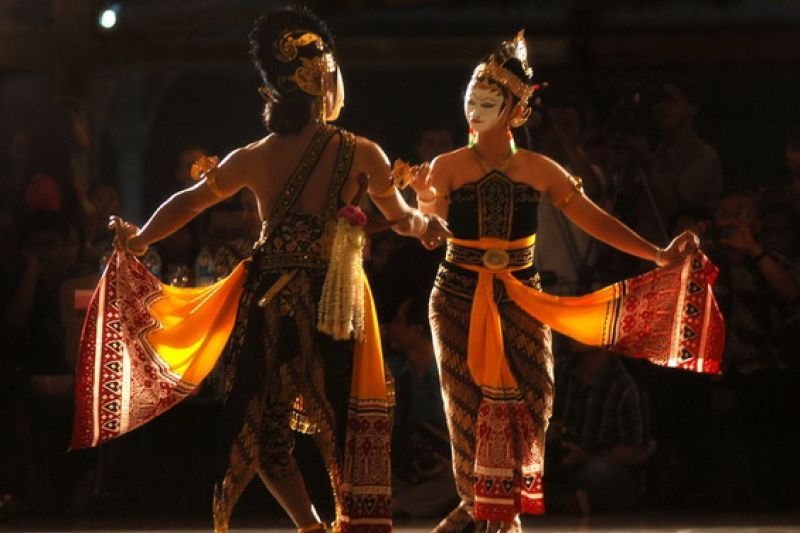 fragmen tari "Topeng Dewi Sekartaji" dalam "Mangkunegaran Performing Arts Festival"