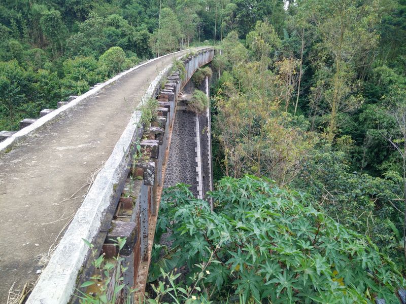 Kondisi jalur rel kereta api di Jawa Barat yang rencananya akan di reaktvias