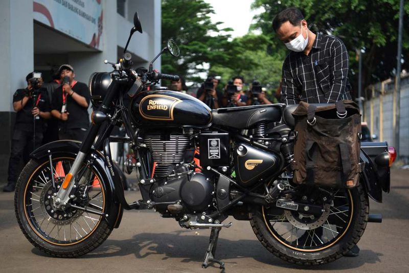 antarafoto-kpk-sita-motor-royal-enfield-milik-ridwan-kamil-1745591192-1