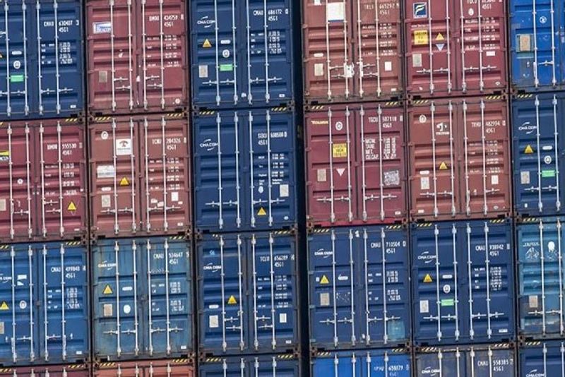 Tumpukan peti kemas di kawasan Pelabuhan Pelindo II, Tanjung Priok