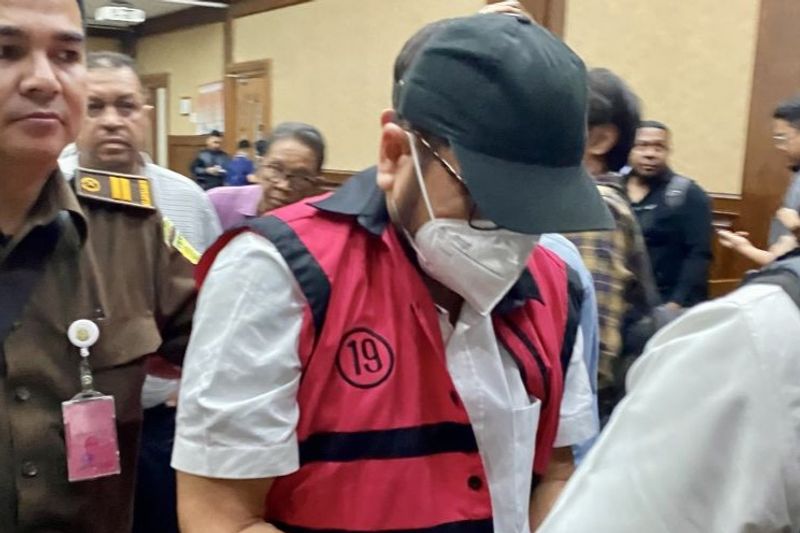 Zarof Ricar berjalan ke luar ruang sidang di Pengadilan Tindak Pidana Korupsi