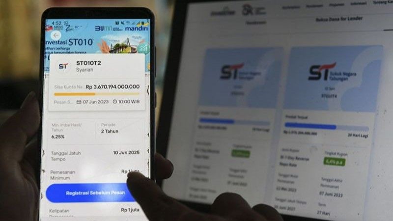 Warga mencari informasi mengenai Surat Berharga Syariah Negara (SBSN)