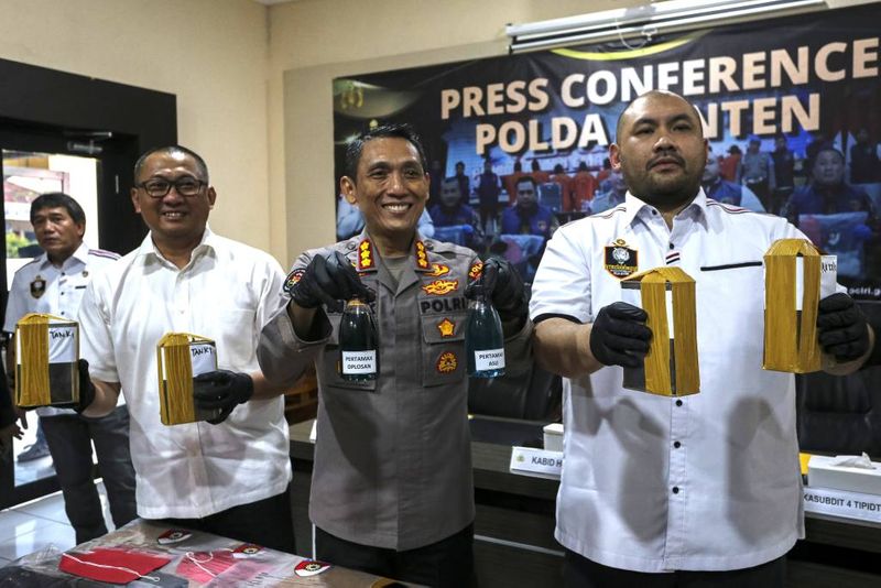 antarafoto-ungkap-kasus-pengoplosan-bbm-pertamax-di-kota-serang-1746013695-1