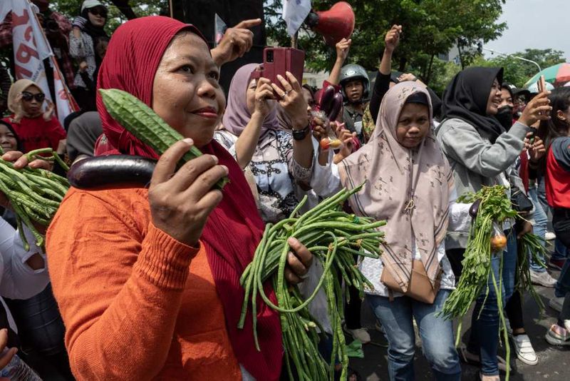 antarafoto-aksi-buruh-ruwat-negara-di-kota-semarang-1746090851-1