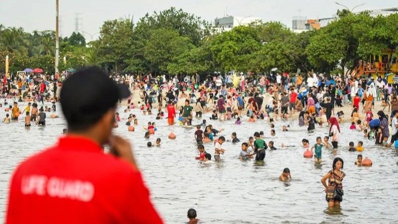 Sejumlah pengunjung berenang di Pantai Lagoon Ancol