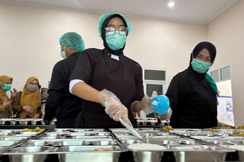 Petugas Satuan Pelayanan Pemenuhan Gizi (SPPG) saat menyiapkan menu Makan Bergizi Gratis