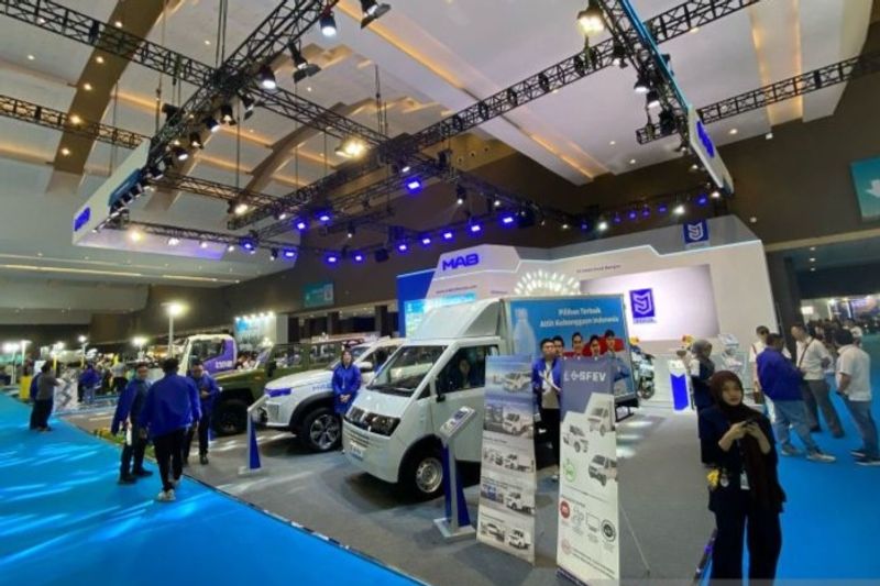 Deretan anjungan yang ada pada pameran PEVS 2025