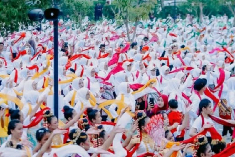 Sekitar 5.000 orang ikut Tari Kliningan yang diberi judul Tutungkusan Karawang