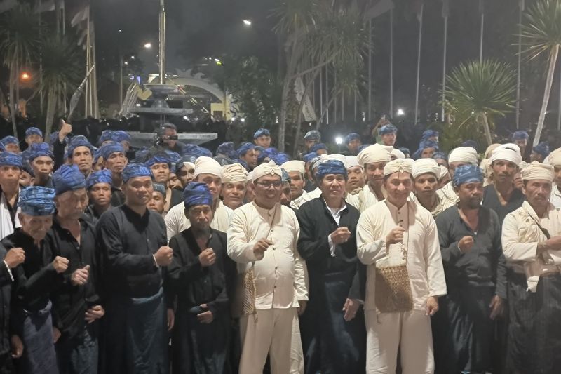 Gubernur Banten Andra Soni dan Wakil Gubernur Banten A Dimyati Natakusumah bersama warga badui
