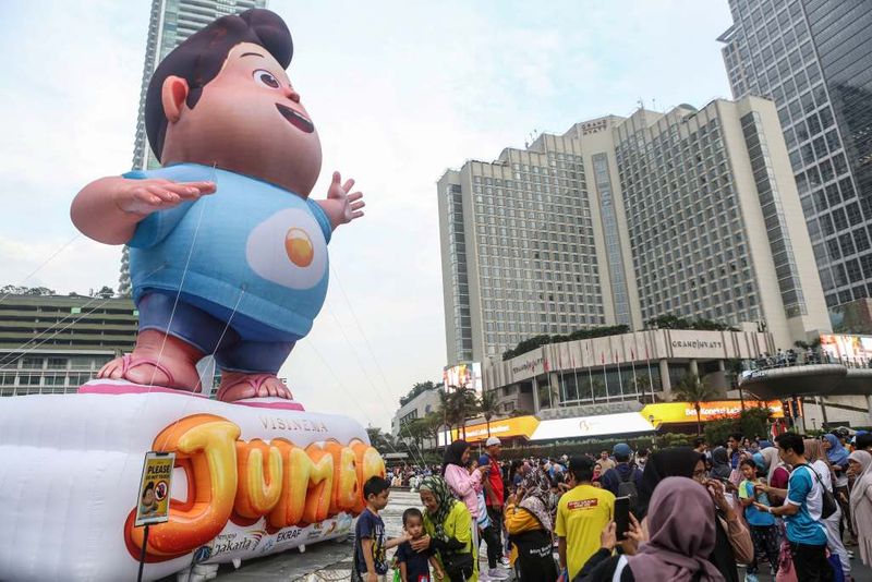 antarafoto-balon-raksasa-karakter-film-jumbo-di-bundaran-hi-1746338578-1