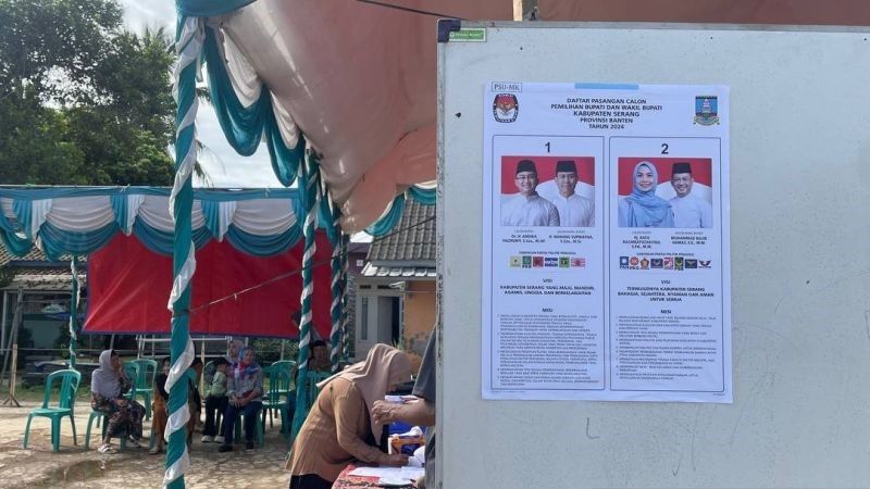 Warga menyalurkan hak suaranya saat PSU Kabupaten Serang