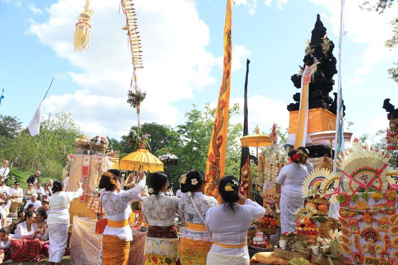 Umat Hindu melakukan upacara melaspas pura pertama di Eropa Pura Santa Citta Bhuwana
