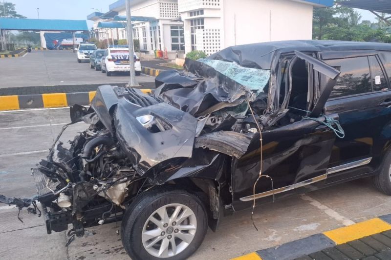 Kondisi mobil yang ditumpangi anggota DPR Alamudin Dimyati Rois