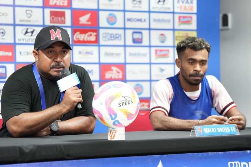 Pelatih Malut United, Imran Nahumarury bersama Yakob Sayuri