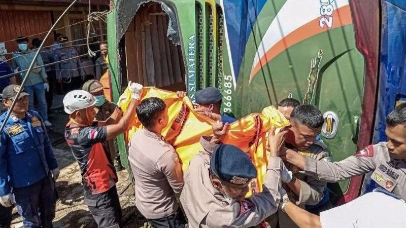 Petugas gabungan mengevakuasi jenazah korban kecelakaan Bus ALS di Padang Panjang
