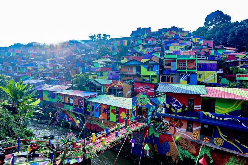 rumah warga dengan mural di lembur katumbiri