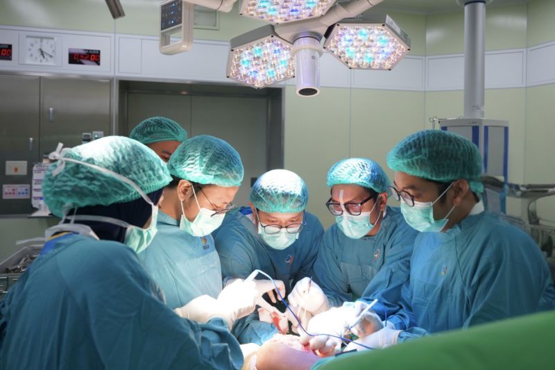 Rumah Sakit Universitas Indonesia menjalani operasi pengangkatan tumor megaprosthesis