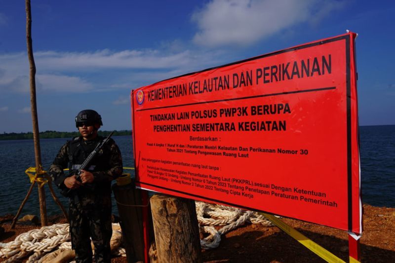 KKP melakukan penyegelan pembangunan terminal khusus (tersus) dan reklamasi di kabupaten lingga riau