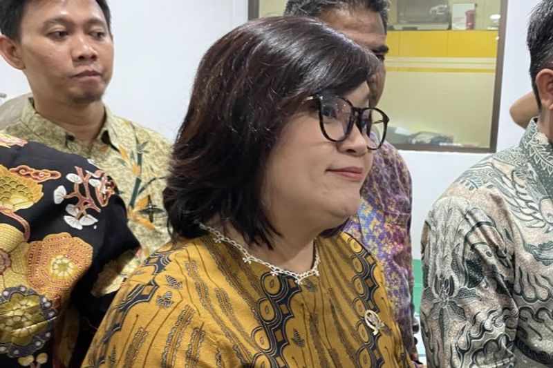 Ketua Komnas HAM Atnike Nova Sigiro Ketua Komnas HAM Atnike Nova Sigiro menjawab pertanyaan wartawan di Kantor Komnas HAM RI, Jakarta, Jumat (2/5/2025). (ANTARA/Fath Putra Mulya)