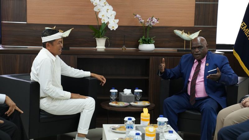 Menteri Hak Asasi Manusia, Nautilus Pigai saat menerima kunjungan Gubernur Jawa Barat, Dedi Mulyadi