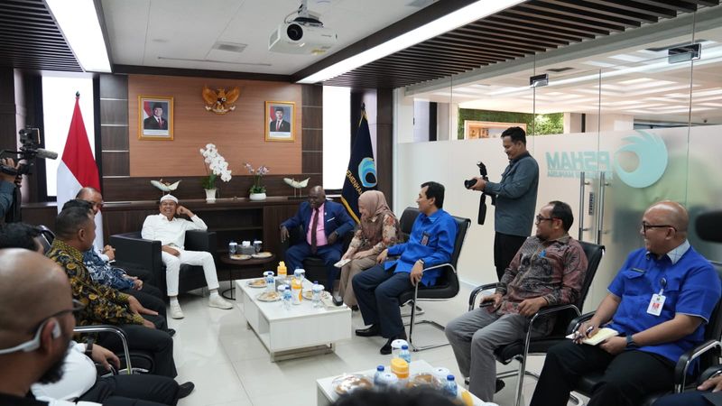 Menteri Hak Asasi Manusia, Nautilus Pigai saat menerima kunjungan Gubernur Jawa Barat, Dedi Mulyadi