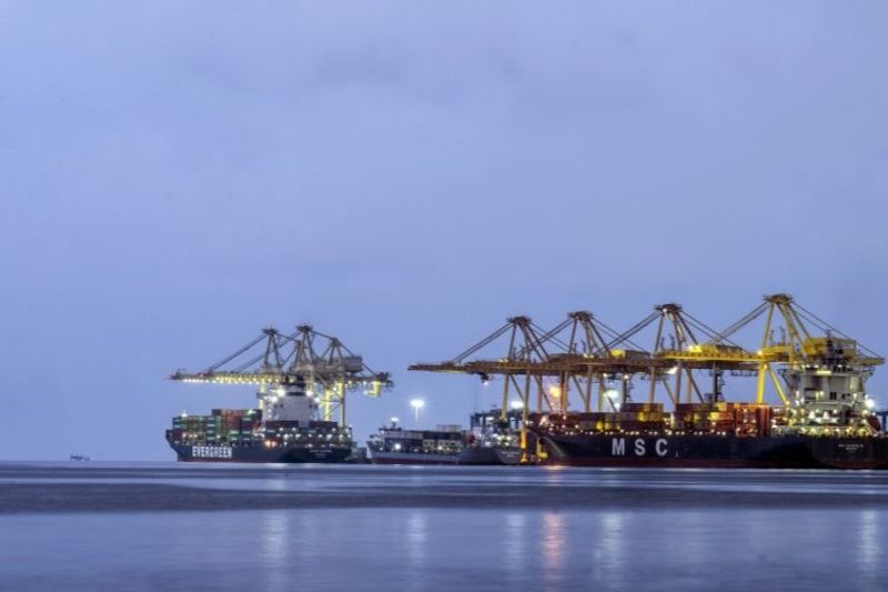 Suasana bongkar muat peti kemas di Terminal Peti Kemas Pelabuhan Tanjung Emas