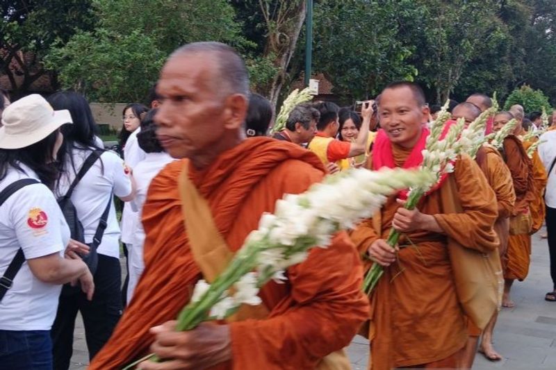 Para Biksu Thudong setelah memasuki halaman Candi Borobudur