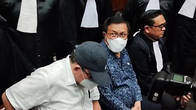 Dua hakim nonaktif PN Surabaya, Mangapul (kiri) dan Erintuah Damanik (tengah)