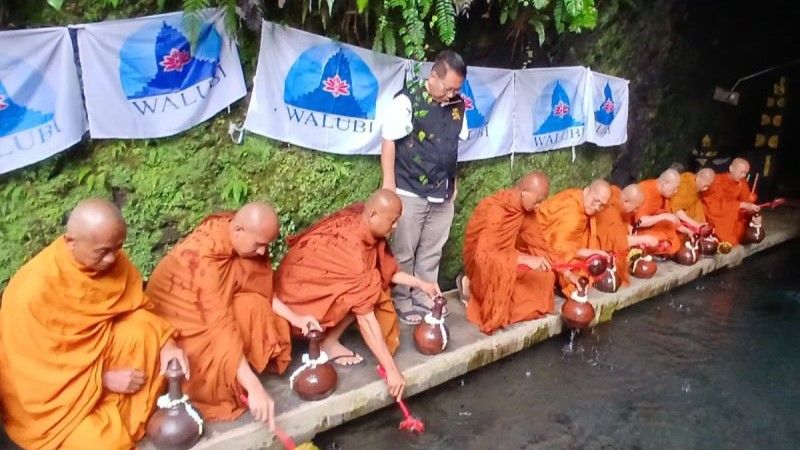 Para biksu mengambil air berkah Waisak di Umbul Jumprit