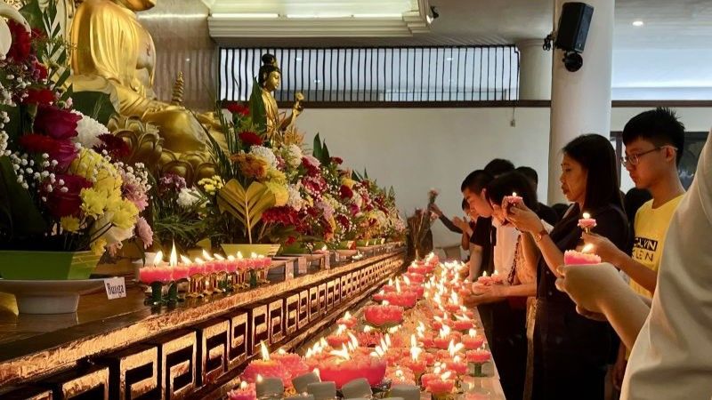 Ritual membakar hio/dupa oleh umat Buddha di Maha Vihara Maha Vihara Duta Maitreya pada Hari Waisak
