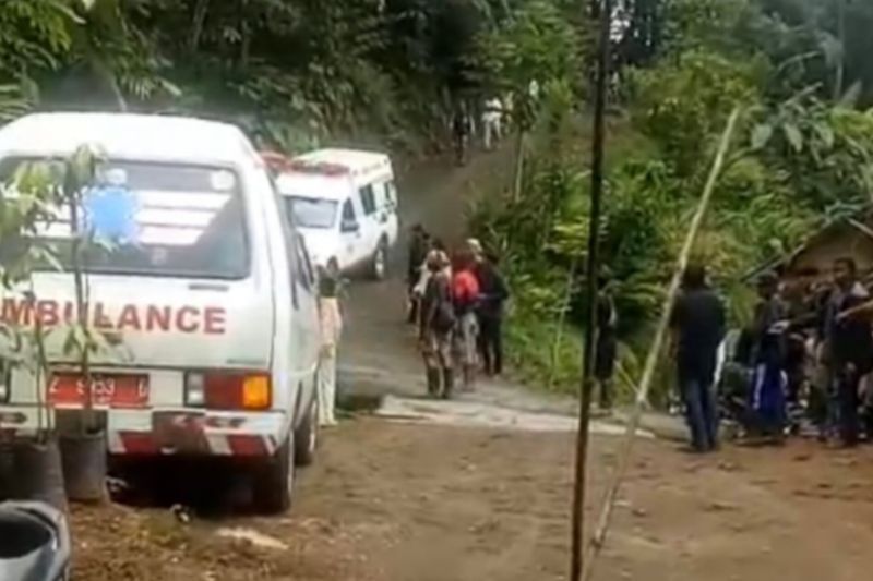 Mobil ambulans bersiaga mengevakuasi korban ledakan pemusnahan amunisi kedaluwarsa di Desa Sagara