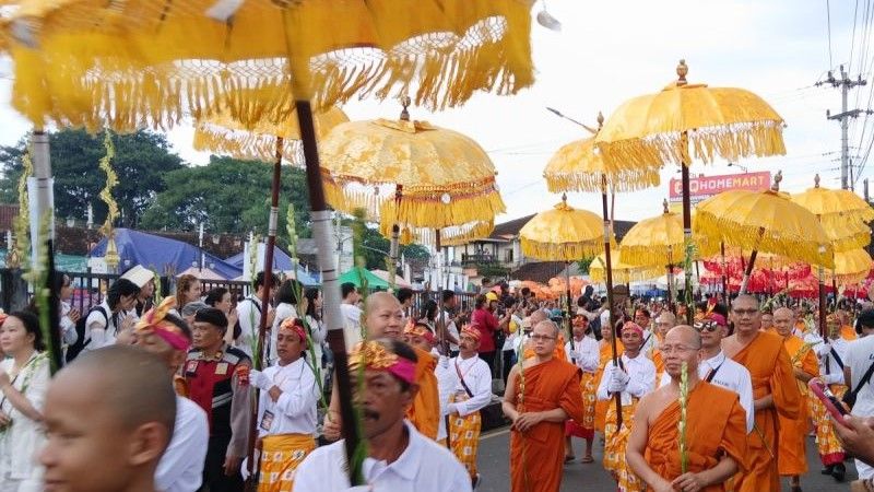 Para biksu dan umat Buddha kirab dari Candi Mendut menuju Candi Bororobudur pada perayaan Waisak